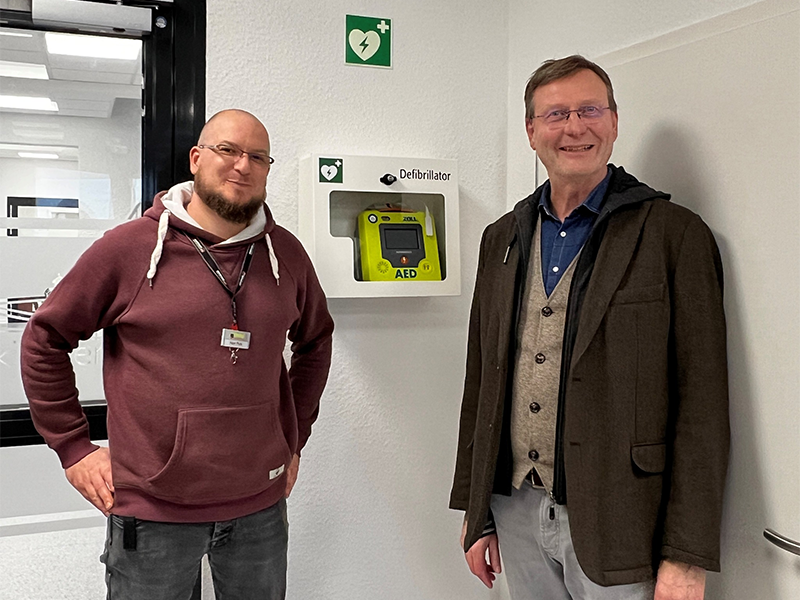 Bürgermeister Kromm stellt den neuen Defibrillator vor.