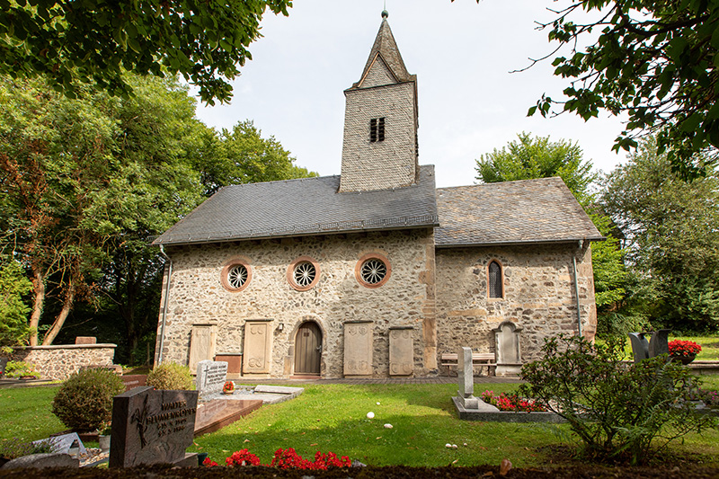 Ein Bild, das die Kirche in Winnerod zeigt.