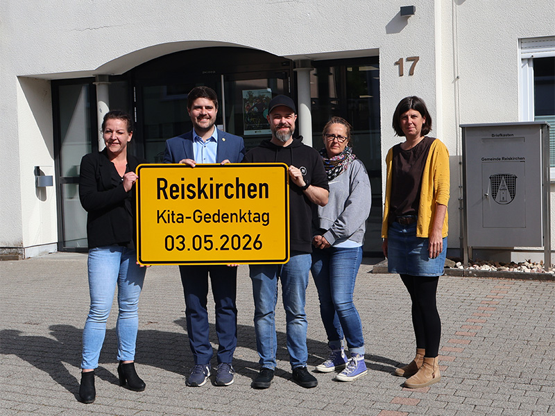 Gruppenbild. Von links: Kristina Österlein (Kita Kunterbunt Saasen), Bürgermeister Tobias Breidenbach, Christian Müller (Kita Zugvögel Ettingshausen), Cristina Genné (Kita Regenbogen Bersrod) und Stefanie Abendroth (Fachdienstleitung Kinder & Jugend, Gemeinde Reiskirchen)