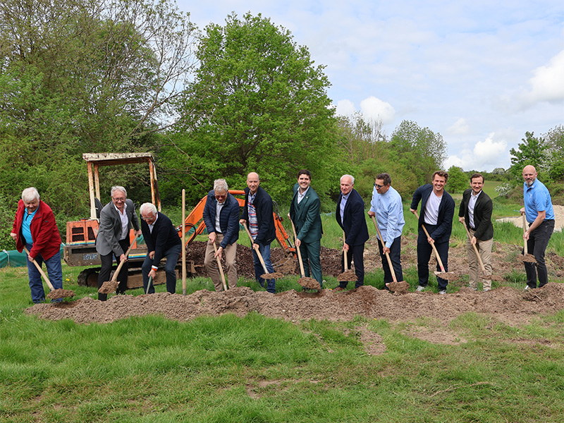 Gruppenfoto. Von links: Peter Pfeifroth und Norbert Kittler (beide KIZ GmbH), Martin Wurzel (Inhaber Golfpark Winnerod), Werner Speier (Gemeinde Reiskirchen, Fachbereichsleitung Bauen), Mathias Wolf (Planungsbüro Fischer), Bürgermeister Tobias Breidenbach, Wolfgang Herdt (Vorstand Vital AG), Dominik Ohlig (Architekt), Jannis Protzmann (Architekt), Kevin Hoffmann (kaufm. Projektleiter), Kim Tarek Kleczka (Geschäftsführer Golfpark Winnerod).
